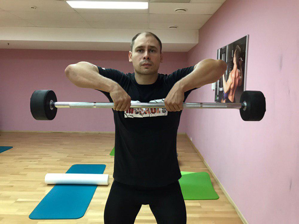 Тяга к подбородку узким хватом