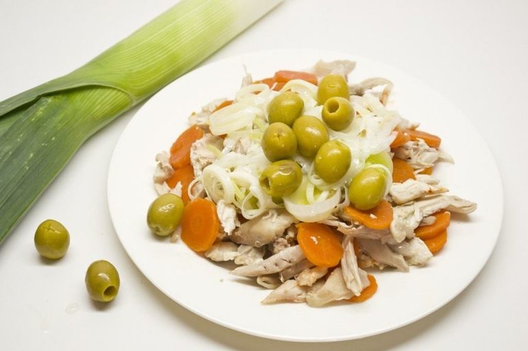 Салат с курицей, брынзой и зелёными оливками